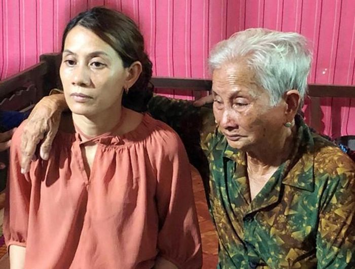 Chia sẻ của cụ Nguyễn Thị Kim Hến (83 tuổi), vợ chồng cụ có 12 người con. Cách đây 22 năm, chị Hon lên Cần Thơ làm thuê sau cuộc ly hôn với chồng. Vợ chồng cụ có lên lấy tiền làm thuê của chị Hon được hai tháng. Đến lần lên sau thì nhận tin báo con gái mất tích