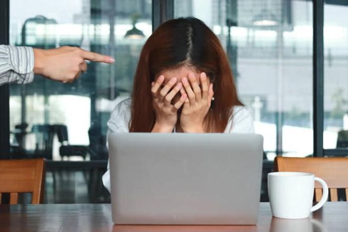 Tình trạng bắt nạt nơi công sở diễn ra ở nhiều nơi trên thế giới. Ảnh: Getty Image.