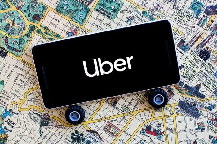 Những công ty tạo ra dịch vụ chia sẻ như Uber, Lyft và Airbnb đã "phá ngang" nhiều ngành truyền thống. Những ứng dụng trên điện thoại giúp cho người dùng bắt xe, đặt chỗ ở hay đồ ăn dễ dàng với chi phí thấp hơn dịch vụ thông thường. Những ứng dụng khởi nguồn từ châu Á như DiDi hay Grab cũng nhanh chóng phát triển và chiếm lĩnh các thị trường đang phát triển.