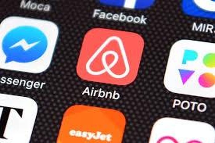 Sức mạnh của các ứng dụng chia sẻ thể hiện ở các con số. Airbnb giờ có số phòng nhiều hơn 5 chuỗi khách sạn lớn nhất thế giới cộng lại, Uber và Lyft có số chuyến xe nhiều hơn taxi tới 65% ở New York. Tuy nhiên, các ứng dụng này cũng đối mặt với những sự chỉ trích từ các nhà lập pháp lẫn người cung cấp dịch vụ.