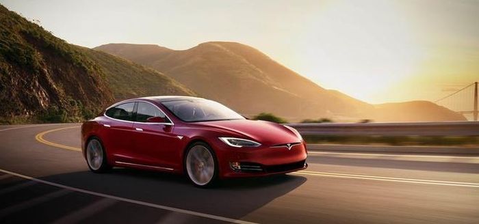 Tesla là một trường hợp đặc biệt, bởi họ có doanh số thấp nhất trong số những sản phẩm được nhắc đến trong danh sách. Tuy nhiên, xe điện Tesla đã thúc đẩy sự phát triển của ngành xe hơi điện nói chung, cũng như các công nghệ như xe tự lái. Họ cũng đưa ra những tiêu chuẩn mới cho việc nâng cấp trong ngành xe, như gói nâng cấp "tự lái" có thể tải qua mạng và cập nhật vào xe như một ứng dụng. Tuy nhiên, tính năng tự lái của xe Tesla cũng gây tranh cãi khi nhiều người quá phụ thuộc vào nó, gây mất an toàn.