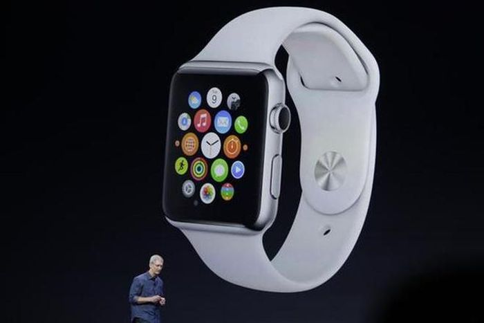 Apple ra mắt chiếc Apple Watch đầu tiên vào tháng 4/2015. Không phải là một chiếc máy tính đeo trên cổ tay, Apple Watch mang những tính năng thông minh vừa đủ để thu hút người dùng, trở thành chiếc đồng hồ bán chạy nhất thế giới chỉ sau 2 năm. Những hãng sản xuất đồng hồ thông minh khác như Fitbit, Garmin nhanh chóng tham gia cuộc chơi các sản phẩm hướng tới sức khỏe.