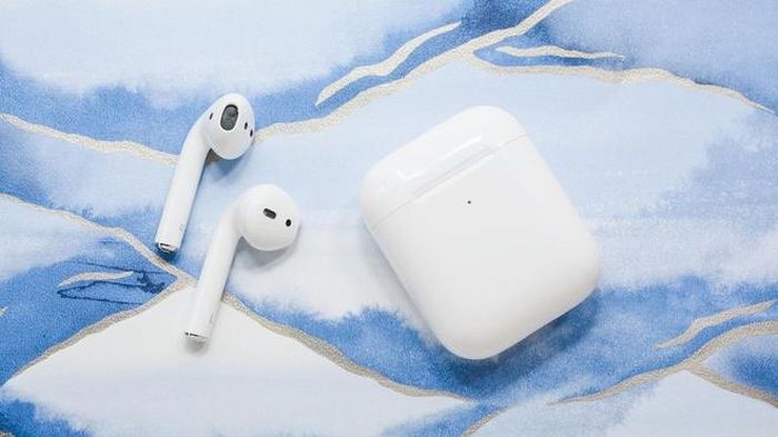 Một trong những quyết định gây tranh cãi nhiều nhất trong ngành smartphone là khi Apple quyết định loại bỏ chân cắm tai nghe từ thế hệ iPhone 7. Các nhà sản xuất khác cũng dần dần làm theo Apple. Điều này đã thúc đẩy sự phát triển của các dòng tai nghe không dây hoàn toàn, trong đó AirPods vẫn là cái tên số 1. Apple có thể bán được tới 50 triệu chiếc AirPods vào năm 2019.