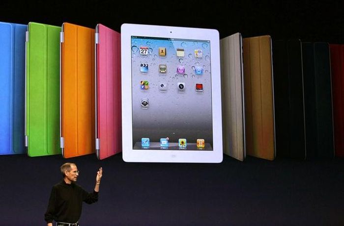 iPad và Chromebook dường như không có điểm chung, nhưng chúng đều làm thay đổi cách chúng ta sử dụng máy tính. iPad ban đầu là thiết bị hướng tới giải trí, nhưng ngày càng được Apple nâng cấp để hướng tới khả năng làm việc. Trong khi đó, Chromebook đem lại trải nghiệm sử dụng máy tính đơn giản cho nhiều đối tượng như trẻ em, sinh viên hay người già, không rành công nghệ. Smartphone cũng đang thay thế nhiều vai trò công việc trên những chiếc máy tính.