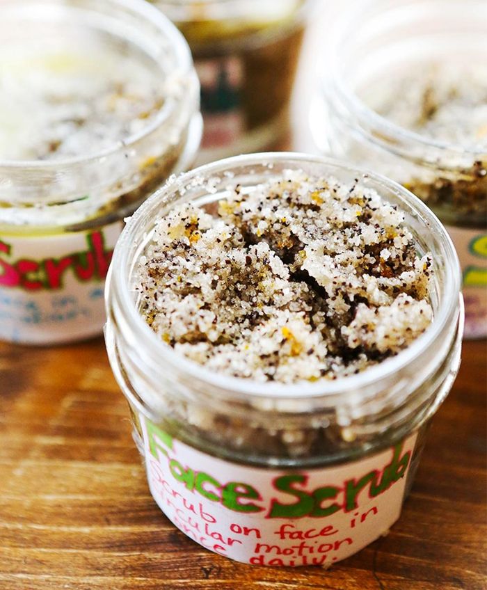 Để thực hiện tẩy tế bào chết vật lý, bạn có thể dùng bàn chải rửa mặt hoặc miếng bọt biển mềm massage theo chuyển động vòng tròn. 
