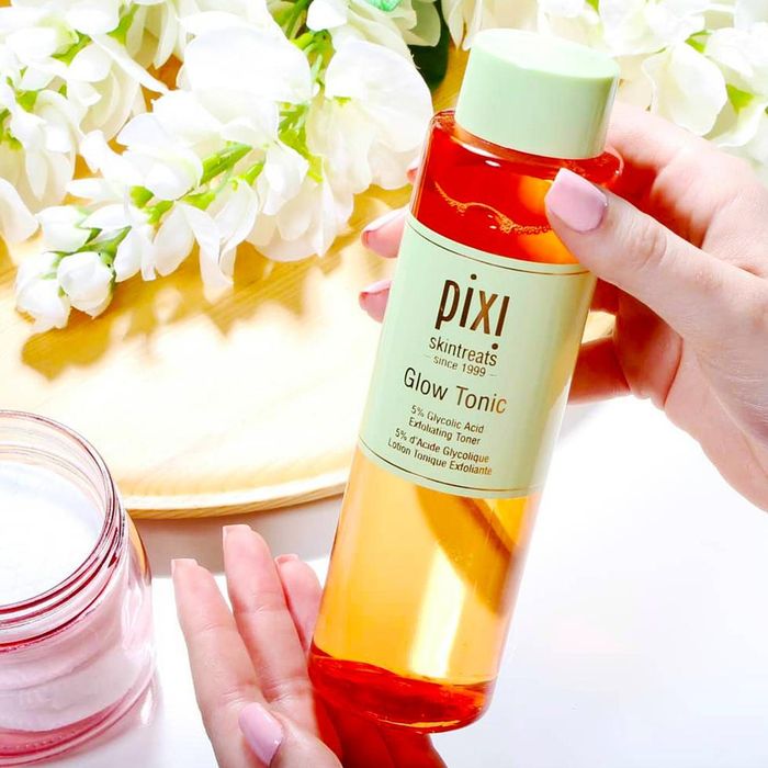 AHA (axit lactic, axit glycolic) và BHA (axit salicylic) là hai nhóm axit thanh tẩy tế bào chết phổ biến trong mỹ phẩm chăm sóc da.