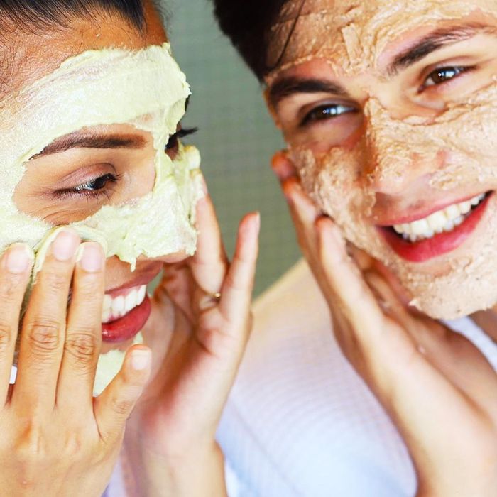 Tẩy tế bào chết đúng cách với tần suất 2 lần/tuần bằng sản phẩm thân thiện và nhẹ dịu với da.