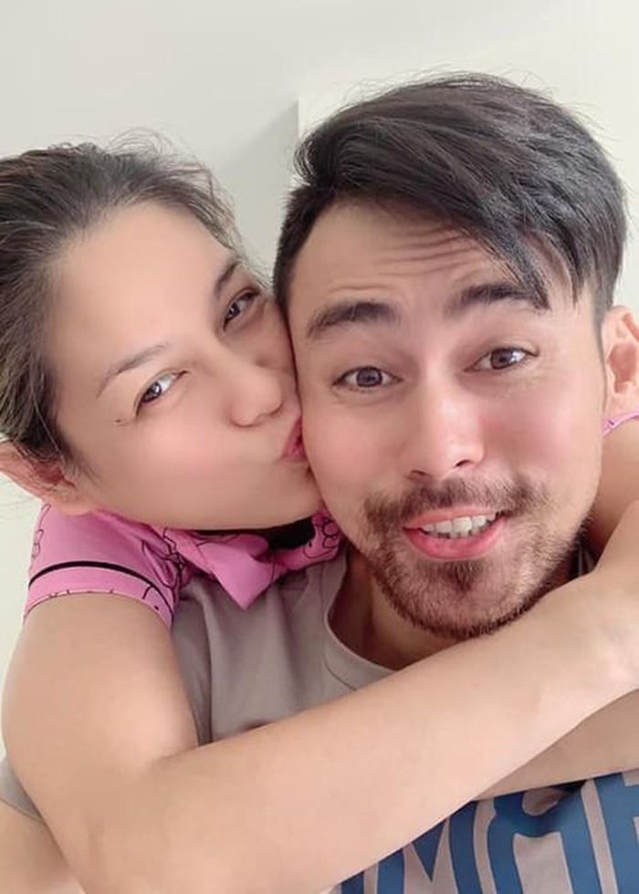 Cả hai lựa chọn cuộc sống kín tiếng bên hai con gái.