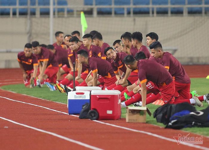 Để các cầu thủ có sự tập trung cao nhất, HLV Park Hang Seo yêu cầu toàn đội khởi động ở góc rất xa khu vực báo chí đang đứng tác nghiệp