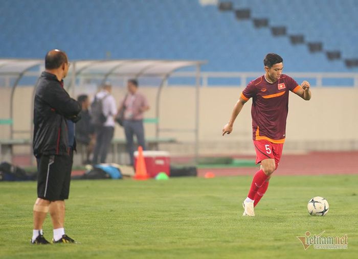 Trong phần lớn thời gian khởi động, HLV Park Hang Seo gần như "dán mắt" vào màn thể hiện của Văn Hậu trên sân. Đây mới chỉ là buổi tập thứ 2 của hậu vệ đang chơi bóng ở Hà Lan cùng tuyển Việt Nam. HLV Park Hang Seo cho biết đó là một sự thiệt thòi với cầu thủ người Thái Bình