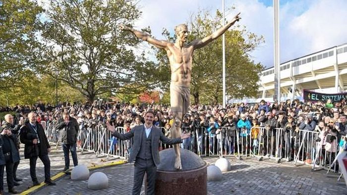 Người dân Malmo dựng tượng tri ân Zlatan Ibrahimovic. (Ảnh: AP)