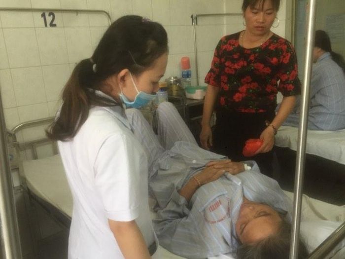 Nhiều bệnh nhân nhập viện trong tình trạng sốt cao, mệt lử.