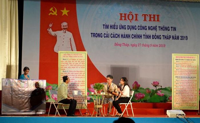 Một tiểu phẩm cải cách hành chính được biểu diễn tại hội thi