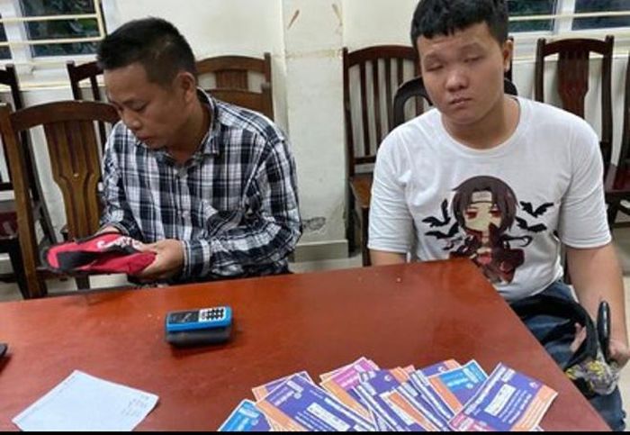6 “cò vé” bị Công an quận Nam Từ Liêm lập biên bản cùng 54 chiếc vé chợ đen 