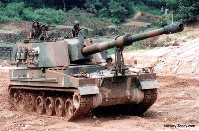  Đối với quốc gia Baltic khác là Estonia, họ lại đặt niềm tin vào pháo tự hành K9 Thunder do Hàn Quốc chế tạo, số vũ khí này dĩ nhiên cũng được lên kế hoạch điều động tới khu vực biên giới giáp Nga. 