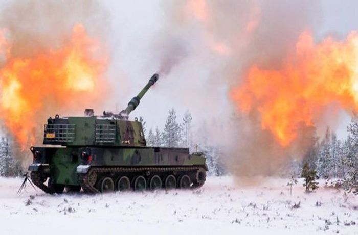  Với sự góp mặt của 18 hệ thống pháo tự hành K9 Thunder tối tân hàng đầu thế giới và lại được sự hỗ trợ của PzH-2000 từ Lithuania, Nga rõ ràng có lý do để lo lắng trước động thái của các nước vùng Baltic. 
