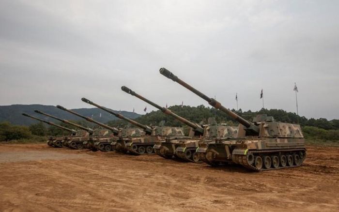  Họ đã nhập khẩu rất nhiều vũ khí tối tân như xe tăng chiến đấu chủ lực Leopard 2A6, hệ thống tên lửa phòng không tầm trung NASAM, tên lửa chống tăng Javelin... 
