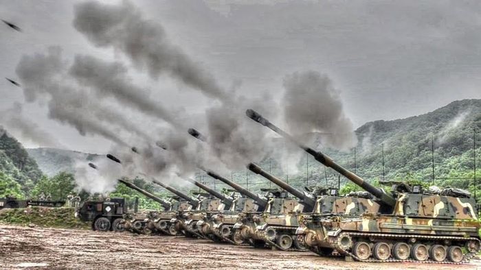  Thiết kế của K9 có nhiều nét tương đồng với pháo tự hành M109 Paladin của Mỹ. Pháo chính của K9 là loại L/52 (chiều dài nòng gấp 52 lần đường kính) có tầm bắn tối đa 30 km với đạn thường và lên tới 40 khi khi sử dụng đạn tăng tầm. 