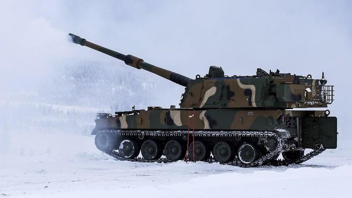  Mới đây Bộ Quốc phòng Estonia lại quyết định mua thêm 6 hệ thống K9EST Thunder, hợp đồng này sẽ bổ sung cho 12 khẩu đặt hàng trước đó, chi phí ước tính vào khoảng 20 triệu Euro. 