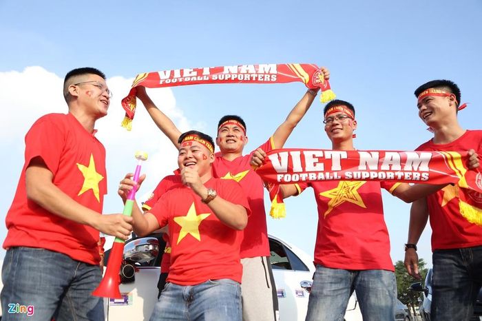 Nhóm cổ động viên chuẩn bị băng rôn với dòng chữ "Vietnam Football Supporters", cùng với chiếc kèn Vuvuzela, sẵn sàng tiếp lửa cho các cầu thủ dưới sân.