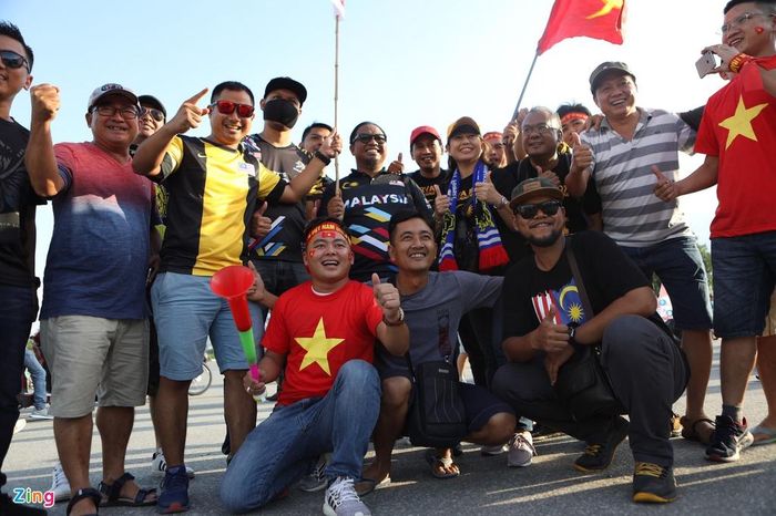Cổ động viên của Việt Nam và Malaysia thể hiện tinh thần đoàn kết trước trận đấu quan trọng. 