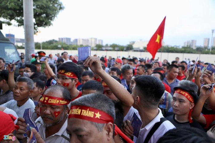 Lúc 17h, lực lượng an ninh bắt đầu cho người hâm mộ vào sân. Rất đông người hâm mộ đang háo hức tận hưởng bầu không khí cuồng nhiệt tại Mỹ Đình.