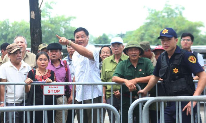 Tuy vậy, vẫn có những người tự xưng thương binh liên tục 'đòi hỏi quyền lợi', chửi bới, thóa mạ VFF và yêu cầu được vào trụ sở lấy vé.