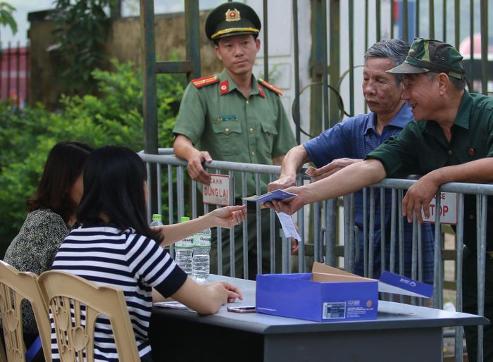 Trái với khung cảnh hỗn loạn diễn ra vào đầu giờ chiều ngày hôm qua (9/10), lực lượng thương binh đã lần lượt xếp hàng và xuất trình giấy hẹn để mua vé. Theo đó, mỗi thương binh được mua 1 cặp vé có mệnh giá 200.000 VND.