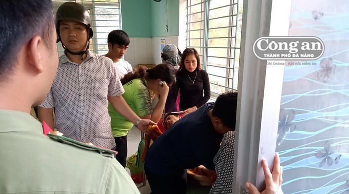 Các nạn nhân bị sét đánh được đưa đến trạm y tế cấp cứu.