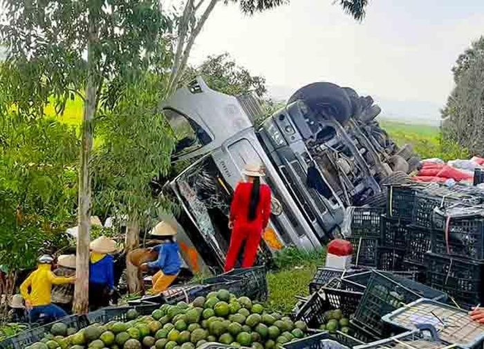 Xe tải bị lật xuống mương đường