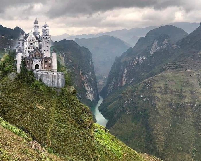 Trong những bức ảnh chế về đèo Mã Pì Lèng, đa phần các thánh photoshop cắt ghép những tòa lâu đài theo phong cách châu Âu.