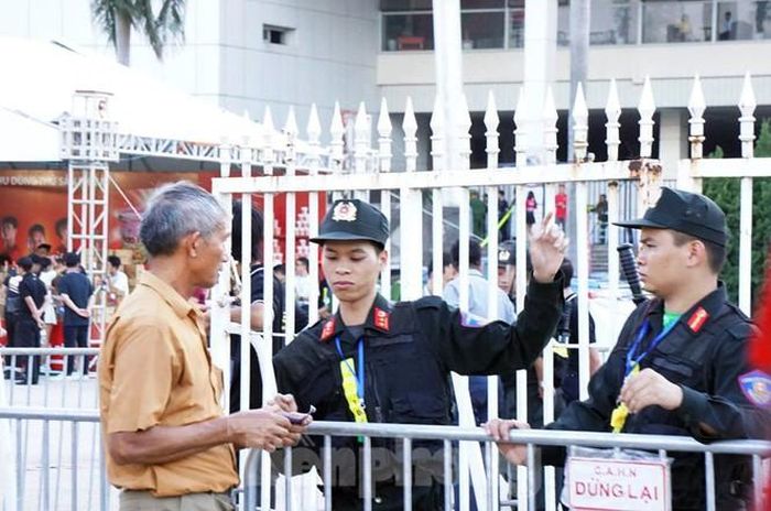 Cảnh sát hướng dẫn cho cổ động viên sử dụng vé truyền thống lối đi riêng. Tại cửa vào các khán đài, cảnh sát bố trí vòng kiểm soát thứ 2. Trên khán đài, lực lượng chức năng cũng bố trí cảnh sát theo dõi đảm bảo an ninh, ngăn chặn hành vi quá khích, gây rối trật tự, đốt pháo sáng.