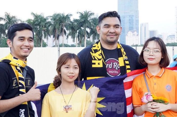 Một số cổ động viên Malaysia đã tới sân, được cảnh sát bố trí hướng dẫn bảo vệ vào khu vực khán đài riêng.