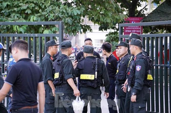 Theo ghi nhận của phóng viên, từ 15h, hàng trăm chiến sỹ Trung đoàn CSCĐ Hà Nội đã vào vị trí các chốt kiểm soát an ninh, soát vé cổ động viên vào sân theo dõi trực tiếp trận đấu. Theo đó, tại sân Mỹ Đình, cảnh sát tổ chức 3 lớp bảo vệ, soát vé, kiểm tra an ninh người ra vào khán đài.