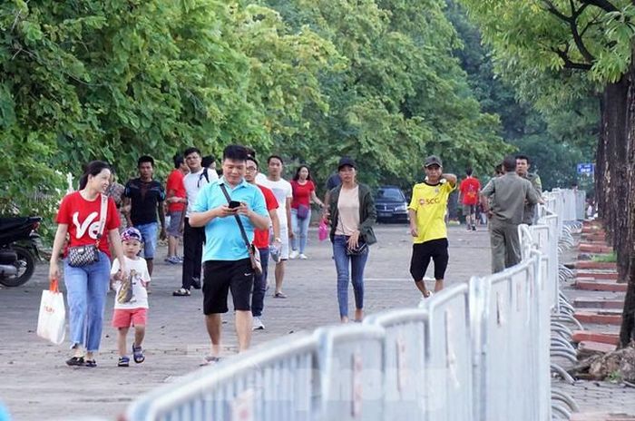 Rào sắt được bố trí dọc đường Lê Đức Thọ và đường Lê Quang Đạo, hai cung đường hướng về sân Mỹ Đình.