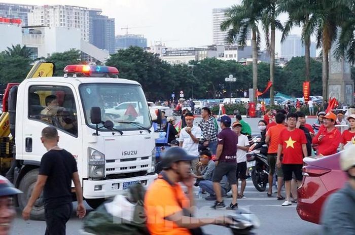 Quảng trường trước sân Mỹ Đình chật kín cổ động viên chuẩn bị vào xem trận đấu trong khuôn khổ trong vòng loại 2 Word Cup 2022 khu vực châu Á.