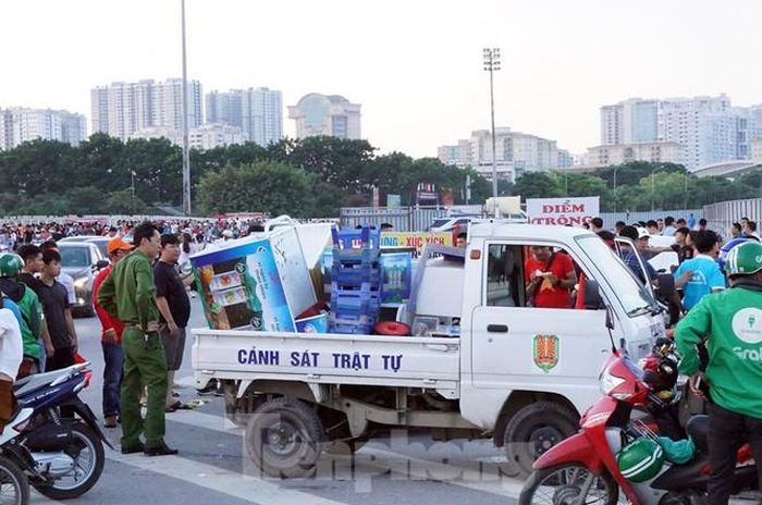 Một số tổ cảnh sát tuần tra lưu động nhắc nhở, xử lý hành vi bán hàng rong trước cổng sân Mỹ Đình.