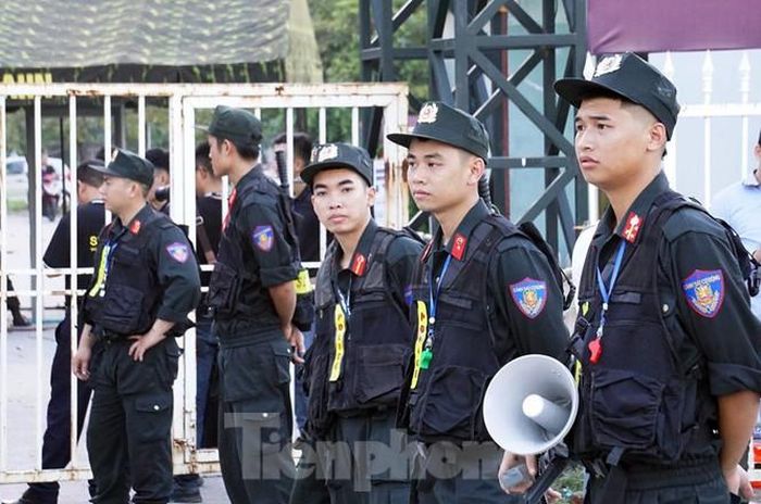 Từ ngoài cổng, lực lượng chức năng tổ chức 3 cửa ra vào kiểm soát vé vòng 1. Cảnh sát trực có loa thông báo các cửa tiếp nhận vé điện tử và cửa tiếp nhận vé giấy để phân loại cổ động viên.