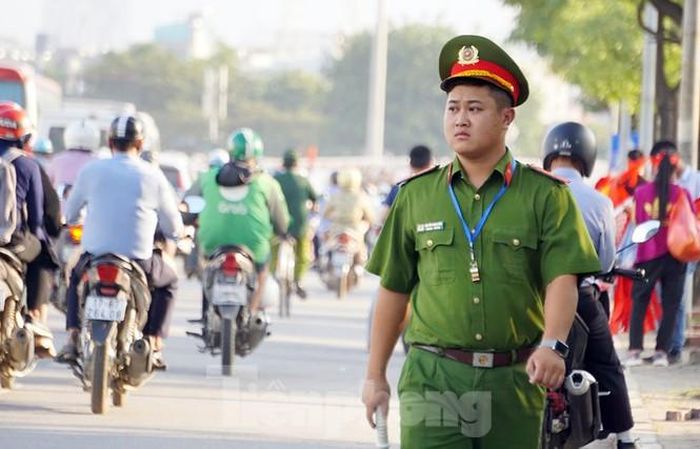 Trong khi đó, từ 16h, Công an TP Hà Nội tung hàng trăm cảnh sát trật tự, CSGT hướng dẫn phương tiện theo phương án hạn chế, tạm cấm đường. Các tuyến phố Mễ Trì, Lê Quang Đạo, Lê Đức Thọ, Nguyễn Hoàng (Nam Từ Liêm, Hà Nội) được dựng rào barie, dây phản quảng phân luồng phương tiện và tổ chức các điểm truing giữ xe.