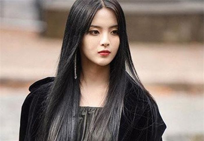 Ngày 2/10, Sina đăng tải loạt ảnh Dương Siêu Việt tham dự buổi trình diễn của nhà mốt MiuMiu thuộc khuôn khổ Tuần lễ thời trang Paris 2019. Xuất hiện tại sự kiện, nữ ca sĩ gây ấn tượng trong bộ váy ngắn màu đen kết hợp cùng áo khoác cape không tay và boots cổ cao.