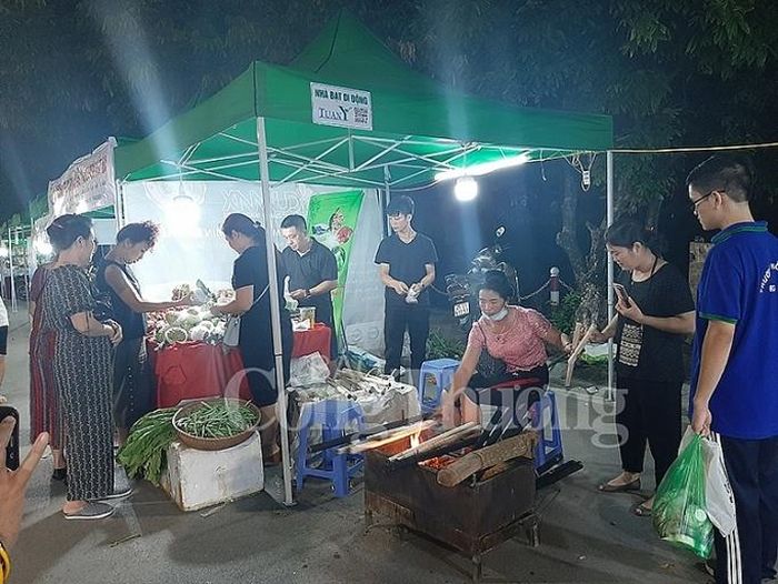 Cơm lam, đặc sản của vùng Tây Bắc cũng được bày bán tại phiên chợ và thu hút người tiêu dùng đến mua