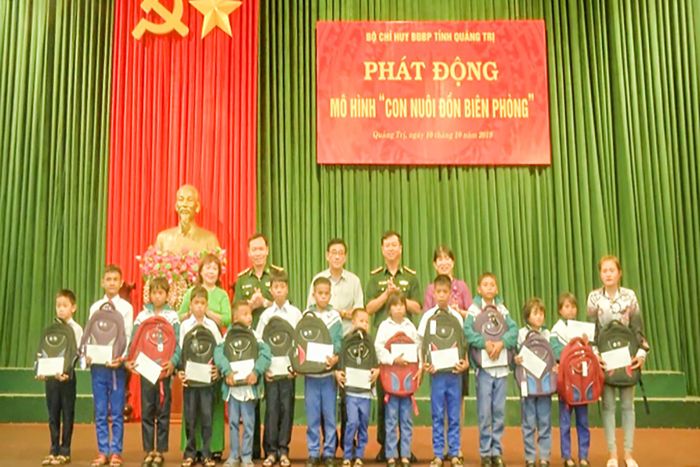 Bộ Chỉ huy BĐBP và đại diện lãnh đạo Ban Dân vận, Ban Tuyên giáo Tỉnh ủy trao quà cho các cháu “Con nuôi đồn biên phòng”
