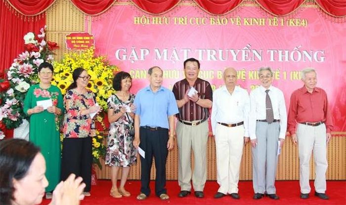Các hội viên Hội hưu trí Cục Bảo vệ kinh tế I nhận quà mừng thọ. 