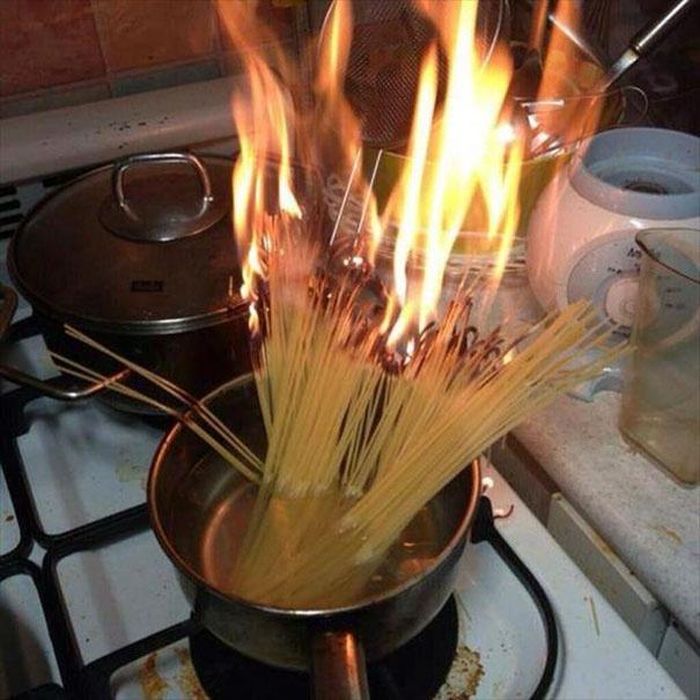Món spaghetti hỏng ngay từ "vòng gửi xe" khiến dân mạng cười ra nước mắt. Hình ảnh sợi mì cháy mang đến cảm giác kinh dị, đặc biệt với những người dùng mạng ở châu Á. 