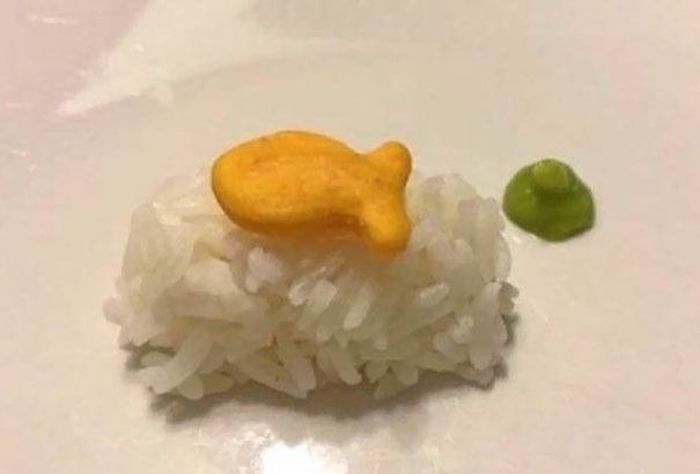 Sushi là một món ăn truyền thống của Nhật Bản, được các đầu bếp chuyên nghiệp trình bày công phu. Nếu thực hành tại nhà, bạn có thể dễ dàng tìm mua trên mạng những vật liệu hỗ trợ cuốn sushi đẹp mắt. "Con gái tôi dùng tay cuốn còn đẹp hơn thế này. Món của bạn trông như một nhúm cơm rồi thêm topping lên trên", Sachi đánh giá.