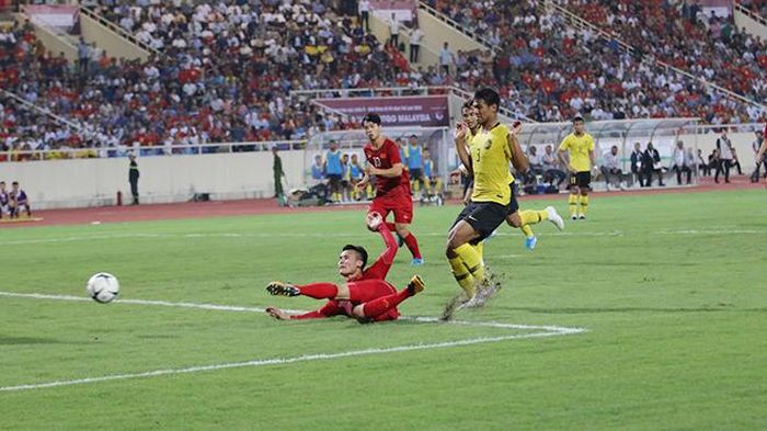 Việt Nam quyết định trận đấu bằng bàn thắng đẹp mắt của Quang Hải