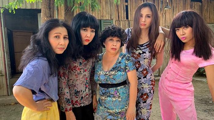 Từ trái qua: Thụy Mười, Phương Dung, Phi Phụng, Hương Giang, Năm Chà - trong tạo hình "Ngũ long phá án"