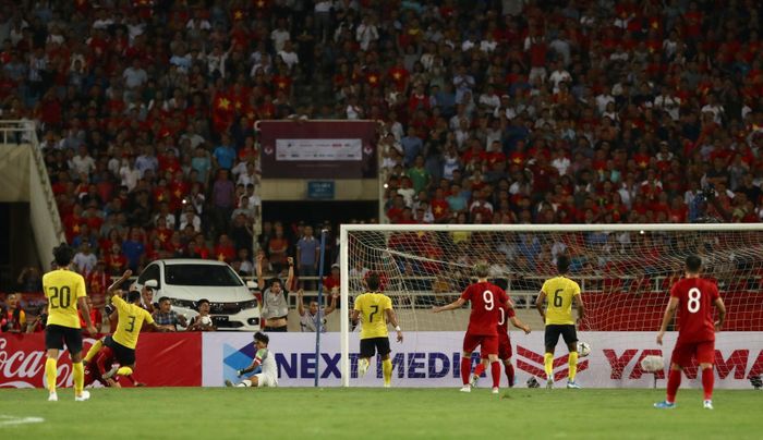 Trong khi đó, thủ môn Farizal Marlias của Malaysia chỉ biết thừa nhận: "Quang Hải thực sự là cầu thủ có đẳng cấp rất cao. Chúng tôi đã mắc sai lầm trong bàn thua ấy. Nói chung, đó là tình huống đen đủi với Malaysia".