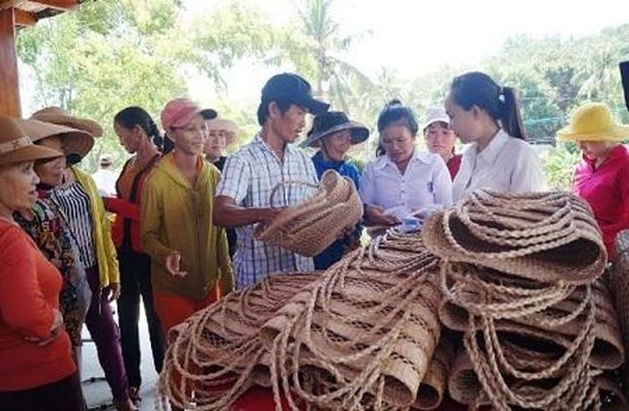  Phát giỏ cói thân thiện môi trường cho Hội viên Hội Phụ nữ thôn Long Thạnh 2 - Ảnh: VGP/Lưu Hương 