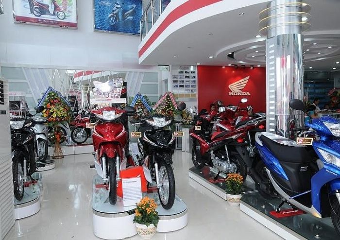Một cửa hàng bán xe máy hãng Honda